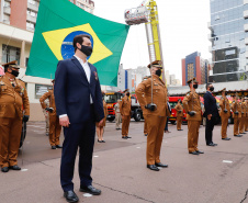 O governador Carlos Massa Ratinho Junior participou nesta quinta-feira (8) da comemoração dos 108 anos do Corpo de Bombeiros do Paraná. Na cerimônia, realizada no Quartel do Comando-Geral, em Curitiba, ele entregou à corporação 15 novas viaturas, incluindo quatro caminhões autobomba tanque. O investimento nos veículos foi de cerca de R$ 4,5 milhões.