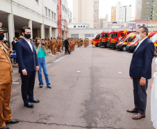 O governador Carlos Massa Ratinho Junior participou nesta quinta-feira (8) da comemoração dos 108 anos do Corpo de Bombeiros do Paraná. Na cerimônia, realizada no Quartel do Comando-Geral, em Curitiba, ele entregou à corporação 15 novas viaturas, incluindo quatro caminhões autobomba tanque. O investimento nos veículos foi de cerca de R$ 4,5 milhões.