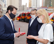 O governador Carlos Massa Ratinho Junior participou nesta quinta-feira (8) da comemoração dos 108 anos do Corpo de Bombeiros do Paraná. Na cerimônia, realizada no Quartel do Comando-Geral, em Curitiba, ele entregou à corporação 15 novas viaturas, incluindo quatro caminhões autobomba tanque. O investimento nos veículos foi de cerca de R$ 4,5 milhões.