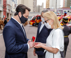 O governador Carlos Massa Ratinho Junior participou nesta quinta-feira (8) da comemoração dos 108 anos do Corpo de Bombeiros do Paraná. Na cerimônia, realizada no Quartel do Comando-Geral, em Curitiba, ele entregou à corporação 15 novas viaturas, incluindo quatro caminhões autobomba tanque. O investimento nos veículos foi de cerca de R$ 4,5 milhões.