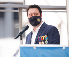 O governador Carlos Massa Ratinho Junior participou nesta quinta-feira (8) da comemoração dos 108 anos do Corpo de Bombeiros do Paraná. Na cerimônia, realizada no Quartel do Comando-Geral, em Curitiba, ele entregou à corporação 15 novas viaturas, incluindo quatro caminhões autobomba tanque. O investimento nos veículos foi de cerca de R$ 4,5 milhões.