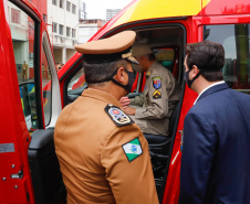 O governador Carlos Massa Ratinho Junior participou nesta quinta-feira (8) da comemoração dos 108 anos do Corpo de Bombeiros do Paraná. Na cerimônia, realizada no Quartel do Comando-Geral, em Curitiba, ele entregou à corporação 15 novas viaturas, incluindo quatro caminhões autobomba tanque. O investimento nos veículos foi de cerca de R$ 4,5 milhões.