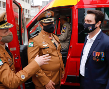 O governador Carlos Massa Ratinho Junior participou nesta quinta-feira (8) da comemoração dos 108 anos do Corpo de Bombeiros do Paraná. Na cerimônia, realizada no Quartel do Comando-Geral, em Curitiba, ele entregou à corporação 15 novas viaturas, incluindo quatro caminhões autobomba tanque. O investimento nos veículos foi de cerca de R$ 4,5 milhões.