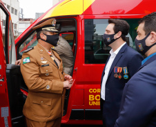O governador Carlos Massa Ratinho Junior participou nesta quinta-feira (8) da comemoração dos 108 anos do Corpo de Bombeiros do Paraná. Na cerimônia, realizada no Quartel do Comando-Geral, em Curitiba, ele entregou à corporação 15 novas viaturas, incluindo quatro caminhões autobomba tanque. O investimento nos veículos foi de cerca de R$ 4,5 milhões.