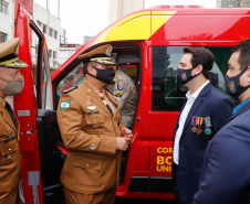 O governador Carlos Massa Ratinho Junior participou nesta quinta-feira (8) da comemoração dos 108 anos do Corpo de Bombeiros do Paraná. Na cerimônia, realizada no Quartel do Comando-Geral, em Curitiba, ele entregou à corporação 15 novas viaturas, incluindo quatro caminhões autobomba tanque. O investimento nos veículos foi de cerca de R$ 4,5 milhões.