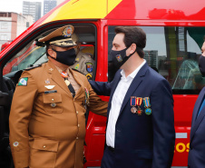 O governador Carlos Massa Ratinho Junior participou nesta quinta-feira (8) da comemoração dos 108 anos do Corpo de Bombeiros do Paraná. Na cerimônia, realizada no Quartel do Comando-Geral, em Curitiba, ele entregou à corporação 15 novas viaturas, incluindo quatro caminhões autobomba tanque. O investimento nos veículos foi de cerca de R$ 4,5 milhões.