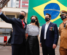 O governador Carlos Massa Ratinho Junior participou nesta quinta-feira (8) da comemoração dos 108 anos do Corpo de Bombeiros do Paraná. Na cerimônia, realizada no Quartel do Comando-Geral, em Curitiba, ele entregou à corporação 15 novas viaturas, incluindo quatro caminhões autobomba tanque. O investimento nos veículos foi de cerca de R$ 4,5 milhões.