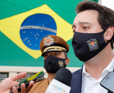 O governador Carlos Massa Ratinho Junior participou nesta quinta-feira (8) da comemoração dos 108 anos do Corpo de Bombeiros do Paraná. Na cerimônia, realizada no Quartel do Comando-Geral, em Curitiba, ele entregou à corporação 15 novas viaturas, incluindo quatro caminhões autobomba tanque. O investimento nos veículos foi de cerca de R$ 4,5 milhões.