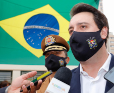 O governador Carlos Massa Ratinho Junior participou nesta quinta-feira (8) da comemoração dos 108 anos do Corpo de Bombeiros do Paraná. Na cerimônia, realizada no Quartel do Comando-Geral, em Curitiba, ele entregou à corporação 15 novas viaturas, incluindo quatro caminhões autobomba tanque. O investimento nos veículos foi de cerca de R$ 4,5 milhões.