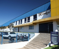 Sai do Sudoeste do Paraná a maior parte das roupas masculinas confeccionadas no Brasil.
A Krindges é pioneira na região, fundada há 43 anos, foi quem deu início ao processo de industrialização de Ampére e redondezas. Hoje, com 850 funcionários, é a maior empregadora do município e uma das mais importantes produtoras de roupas masculinas do país.