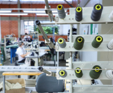 Com 43 anos de história, a Raffer omeçou como uma pequena alfaiataria e foi crescendo. Hoje, a empresa tem área de 15 mil metros quadrados e emprega 300 pessoas e produz 150 mil peças por mês.