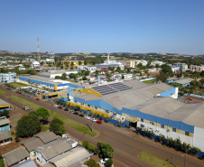 Sai do Sudoeste do Paraná a maior parte das roupas masculinas confeccionadas no Brasil.
A Krindges é pioneira na região, fundada há 43 anos, foi quem deu início ao processo de industrialização de Ampére e redondezas. Hoje, com 850 funcionários, é a maior empregadora do município e uma das mais importantes produtoras de roupas masculinas do país.