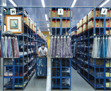 Sai do Sudoeste do Paraná a maior parte das roupas masculinas confeccionadas no Brasil.
A Krindges é pioneira na região, fundada há 43 anos, foi quem deu início ao processo de industrialização de Ampére e redondezas. Hoje, com 850 funcionários, é a maior empregadora do município e uma das mais importantes produtoras de roupas masculinas do país.