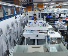 Sai do Sudoeste do Paraná a maior parte das roupas masculinas confeccionadas no Brasil.
A Krindges é pioneira na região, fundada há 43 anos, foi quem deu início ao processo de industrialização de Ampére e redondezas. Hoje, com 850 funcionários, é a maior empregadora do município e uma das mais importantes produtoras de roupas masculinas do país.