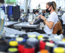 Com 43 anos de história, a Raffer omeçou como uma pequena alfaiataria e foi crescendo. Hoje, a empresa tem área de 15 mil metros quadrados e emprega 300 pessoas e produz 150 mil peças por mês.
