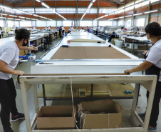 Com 43 anos de história, a Raffer omeçou como uma pequena alfaiataria e foi crescendo. Hoje, a empresa tem área de 15 mil metros quadrados e emprega 300 pessoas e produz 150 mil peças por mês.