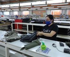 Com 43 anos de história, a Raffer omeçou como uma pequena alfaiataria e foi crescendo. Hoje, a empresa tem área de 15 mil metros quadrados e emprega 300 pessoas e produz 150 mil peças por mês.