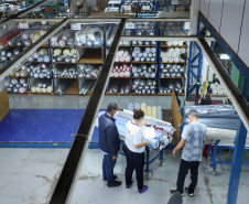 Sai do Sudoeste do Paraná a maior parte das roupas masculinas confeccionadas no Brasil.
A Krindges é pioneira na região, fundada há 43 anos, foi quem deu início ao processo de industrialização de Ampére e redondezas. Hoje, com 850 funcionários, é a maior empregadora do município e uma das mais importantes produtoras de roupas masculinas do país.