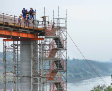 As obras da Ponte da Integração, em Foz do Iguaçu, no Oeste do Estado, atingiram 34% no final de setembro. O projeto é uma parceria entre a usina, o Governo do Estado e o governo federal. A gestão da obra é feita pela Secretaria da Infraestrutura e Logística do Paraná