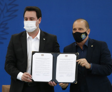 Curitiba-09-10-2020 - O governador Carlos Massa Ratinho Junior e o ministro da Cidadania, Onyx Lorenzoni, anunciam nesta sexta-feira mais um milhão e 800 mil reais para o Programa de Aquisição de Alimentos. A ação beneficia milhares de agricultores familiares locais e pessoas que se encontram em situação de vulnerabilidade social. Dos 399 municípios do Estado, 118 executam o PAA - Foto : Jonathan Campos / AEN