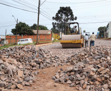 Asfalto novo garante melhor qualidade de vida em Cascavel. Rua Xavantes.