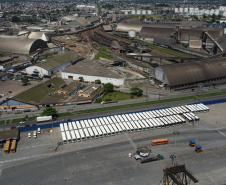 O Porto de Paranaguá embarcou nesta quinta-feira (15) um lote de 110 ônibus com destino ao Porto de Boma, na República Democrática do Congo, na África. Os veículos fazem parte de uma remessa de 440 coletivos que serão exportados para o continente. Com isso, o porto paranaense reafirma sua posição como principal porta de saída de ônibus e micro-ônibus produzidos no Brasil. Foto: Paulo Henrique Rolim