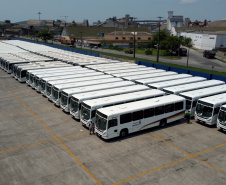 O Porto de Paranaguá embarcou nesta quinta-feira (15) um lote de 110 ônibus com destino ao Porto de Boma, na República Democrática do Congo, na África. Os veículos fazem parte de uma remessa de 440 coletivos que serão exportados para o continente. Com isso, o porto paranaense reafirma sua posição como principal porta de saída de ônibus e micro-ônibus produzidos no Brasil. Foto: Paulo Henrique Rolim