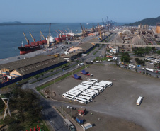 O Porto de Paranaguá embarcou nesta quinta-feira (15) um lote de 110 ônibus com destino ao Porto de Boma, na República Democrática do Congo, na África. Os veículos fazem parte de uma remessa de 440 coletivos que serão exportados para o continente. Com isso, o porto paranaense reafirma sua posição como principal porta de saída de ônibus e micro-ônibus produzidos no Brasil. Foto: Paulo Henrique Rolim
