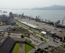 O Porto de Paranaguá embarcou nesta quinta-feira (15) um lote de 110 ônibus com destino ao Porto de Boma, na República Democrática do Congo, na África. Os veículos fazem parte de uma remessa de 440 coletivos que serão exportados para o continente. Com isso, o porto paranaense reafirma sua posição como principal porta de saída de ônibus e micro-ônibus produzidos no Brasil. Foto: Paulo Henrique Rolim