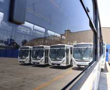 O Porto de Paranaguá embarcou nesta quinta-feira (15) um lote de 110 ônibus com destino ao Porto de Boma, na República Democrática do Congo, na África. Os veículos fazem parte de uma remessa de 440 coletivos que serão exportados para o continente. Com isso, o porto paranaense reafirma sua posição como principal porta de saída de ônibus e micro-ônibus produzidos no Brasil. 