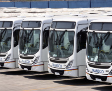 O Porto de Paranaguá embarcou nesta quinta-feira (15) um lote de 110 ônibus com destino ao Porto de Boma, na República Democrática do Congo, na África. Os veículos fazem parte de uma remessa de 440 coletivos que serão exportados para o continente. Com isso, o porto paranaense reafirma sua posição como principal porta de saída de ônibus e micro-ônibus produzidos no Brasil. 
