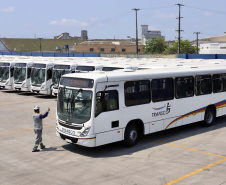 O Porto de Paranaguá embarcou nesta quinta-feira (15) um lote de 110 ônibus com destino ao Porto de Boma, na República Democrática do Congo, na África. Os veículos fazem parte de uma remessa de 440 coletivos que serão exportados para o continente. Com isso, o porto paranaense reafirma sua posição como principal porta de saída de ônibus e micro-ônibus produzidos no Brasil. 