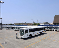 O Porto de Paranaguá embarcou nesta quinta-feira (15) um lote de 110 ônibus com destino ao Porto de Boma, na República Democrática do Congo, na África. Os veículos fazem parte de uma remessa de 440 coletivos que serão exportados para o continente. Com isso, o porto paranaense reafirma sua posição como principal porta de saída de ônibus e micro-ônibus produzidos no Brasil. 