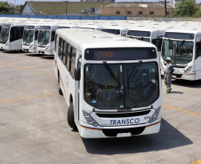 O Porto de Paranaguá embarcou nesta quinta-feira (15) um lote de 110 ônibus com destino ao Porto de Boma, na República Democrática do Congo, na África. Os veículos fazem parte de uma remessa de 440 coletivos que serão exportados para o continente. Com isso, o porto paranaense reafirma sua posição como principal porta de saída de ônibus e micro-ônibus produzidos no Brasil. 
