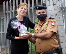 Curitiba, 15 de Outubro de 2020. Para celebrar o Dia do Professor, Colégio da Polícia Militar faz homenagem aos seus professores. Foto: Eliana do Rocio Zajko, Pedagoga do CPM, recebe das mãos do Maj. QOPM Anderson Mendes de Araújo, Comandante do CPM, uma lembrança alusiva ao Dia do Professor. 