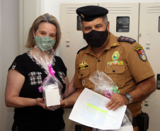 Curitiba, 15 de Outubro de 2020. Para celebrar o Dia do Professor, Colégio da Polícia Militar faz homenagem aos seus professores. Foto: Professora Joyce Mari Sera Marques, professora de Geografia do CPM, e o Maj QOPM Anderson Mendes de Araújo, Comandante do CPM.