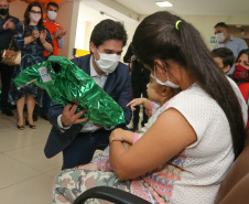 Encerramento da Campanha Paraná Piá, idealizada pela Primeira Dama do Estado, a Srª Luciana Saito Massa juntamente com a Superintendência Geral de Ação Solidária, no Hospital da Providencia em Apucarana, nesta quinta-feira(15).O objetivo da Campanha foi arrecadar brinquedos que foram entregues em comemoração ao dia das crianças.   15/10/2020 - Foto: Geraldo Bubniak/AEN