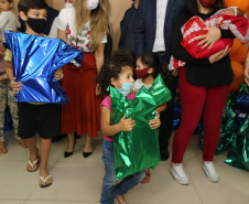 Encerramento da Campanha Paraná Piá, idealizada pela Primeira Dama do Estado, a Srª Luciana Saito Massa juntamente com a Superintendência Geral de Ação Solidária, no Hospital da Providencia em Apucarana, nesta quinta-feira(15).O objetivo da Campanha foi arrecadar brinquedos que foram entregues em comemoração ao dia das crianças.   15/10/2020 - Foto: Geraldo Bubniak/AEN