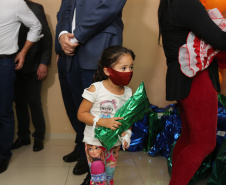 Encerramento da Campanha Paraná Piá, idealizada pela Primeira Dama do Estado, a Srª Luciana Saito Massa juntamente com a Superintendência Geral de Ação Solidária, no Hospital da Providencia em Apucarana, nesta quinta-feira(15).O objetivo da Campanha foi arrecadar brinquedos que foram entregues em comemoração ao dia das crianças.   15/10/2020 - Foto: Geraldo Bubniak/AEN