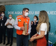Encerramento da Campanha Paraná Piá, idealizada pela Primeira Dama do Estado, a Srª Luciana Saito Massa juntamente com a Superintendência Geral de Ação Solidária, no Hospital da Providencia em Apucarana, nesta quinta-feira(15).O objetivo da Campanha foi arrecadar brinquedos que foram entregues em comemoração ao dia das crianças.   15/10/2020 - Foto: Geraldo Bubniak/AEN