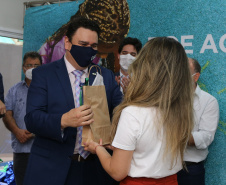 Encerramento da Campanha Paraná Piá, idealizada pela Primeira Dama do Estado, a Srª Luciana Saito Massa juntamente com a Superintendência Geral de Ação Solidária, no Hospital da Providencia em Apucarana, nesta quinta-feira(15).O objetivo da Campanha foi arrecadar brinquedos que foram entregues em comemoração ao dia das crianças.   15/10/2020 - Foto: Geraldo Bubniak/AEN