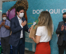 Encerramento da Campanha Paraná Piá, idealizada pela Primeira Dama do Estado, a Srª Luciana Saito Massa juntamente com a Superintendência Geral de Ação Solidária, no Hospital da Providencia em Apucarana, nesta quinta-feira(15).O objetivo da Campanha foi arrecadar brinquedos que foram entregues em comemoração ao dia das crianças.   15/10/2020 - Foto: Geraldo Bubniak/AEN