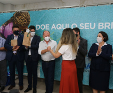Encerramento da Campanha Paraná Piá, idealizada pela Primeira Dama do Estado, a Srª Luciana Saito Massa juntamente com a Superintendência Geral de Ação Solidária, no Hospital da Providencia em Apucarana, nesta quinta-feira(15).O objetivo da Campanha foi arrecadar brinquedos que foram entregues em comemoração ao dia das crianças.   15/10/2020 - Foto: Geraldo Bubniak/AEN