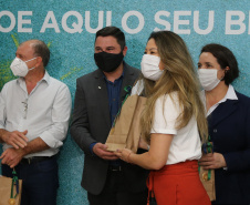 Encerramento da Campanha Paraná Piá, idealizada pela Primeira Dama do Estado, a Srª Luciana Saito Massa juntamente com a Superintendência Geral de Ação Solidária, no Hospital da Providencia em Apucarana, nesta quinta-feira(15).O objetivo da Campanha foi arrecadar brinquedos que foram entregues em comemoração ao dia das crianças.   15/10/2020 - Foto: Geraldo Bubniak/AEN