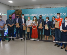 Encerramento da Campanha Paraná Piá, idealizada pela Primeira Dama do Estado, a Srª Luciana Saito Massa juntamente com a Superintendência Geral de Ação Solidária, no Hospital da Providencia em Apucarana, nesta quinta-feira(15).O objetivo da Campanha foi arrecadar brinquedos que foram entregues em comemoração ao dia das crianças.   15/10/2020 - Foto: Geraldo Bubniak/AEN