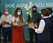 Encerramento da Campanha Paraná Piá, idealizada pela Primeira Dama do Estado, a Srª Luciana Saito Massa juntamente com a Superintendência Geral de Ação Solidária, no Hospital da Providencia em Apucarana, nesta quinta-feira(15).O objetivo da Campanha foi arrecadar brinquedos que foram entregues em comemoração ao dia das crianças.   15/10/2020 - Foto: Geraldo Bubniak/AEN