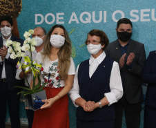 Encerramento da Campanha Paraná Piá, idealizada pela Primeira Dama do Estado, a Srª Luciana Saito Massa juntamente com a Superintendência Geral de Ação Solidária, no Hospital da Providencia em Apucarana, nesta quinta-feira(15).O objetivo da Campanha foi arrecadar brinquedos que foram entregues em comemoração ao dia das crianças.   15/10/2020 - Foto: Geraldo Bubniak/AEN