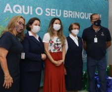 Encerramento da Campanha Paraná Piá, idealizada pela Primeira Dama do Estado, a Srª Luciana Saito Massa juntamente com a Superintendência Geral de Ação Solidária, no Hospital da Providencia em Apucarana, nesta quinta-feira(15).O objetivo da Campanha foi arrecadar brinquedos que foram entregues em comemoração ao dia das crianças.   15/10/2020 - Foto: Geraldo Bubniak/AEN