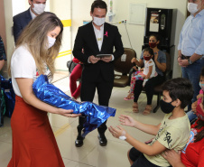 Encerramento da Campanha Paraná Piá, idealizada pela Primeira Dama do Estado, a Srª Luciana Saito Massa juntamente com a Superintendência Geral de Ação Solidária, no Hospital da Providencia em Apucarana, nesta quinta-feira(15).O objetivo da Campanha foi arrecadar brinquedos que foram entregues em comemoração ao dia das crianças.   15/10/2020 - Foto: Geraldo Bubniak/AEN