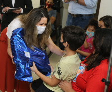 Encerramento da Campanha Paraná Piá, idealizada pela Primeira Dama do Estado, a Srª Luciana Saito Massa juntamente com a Superintendência Geral de Ação Solidária, no Hospital da Providencia em Apucarana, nesta quinta-feira(15).O objetivo da Campanha foi arrecadar brinquedos que foram entregues em comemoração ao dia das crianças.   15/10/2020 - Foto: Geraldo Bubniak/AEN